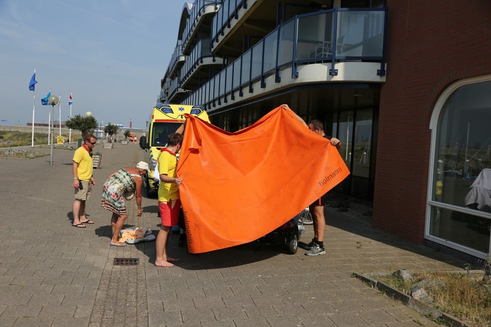 Man valt uit scootmobiel in IJmuiden. Foto: Ko van Leeuwen