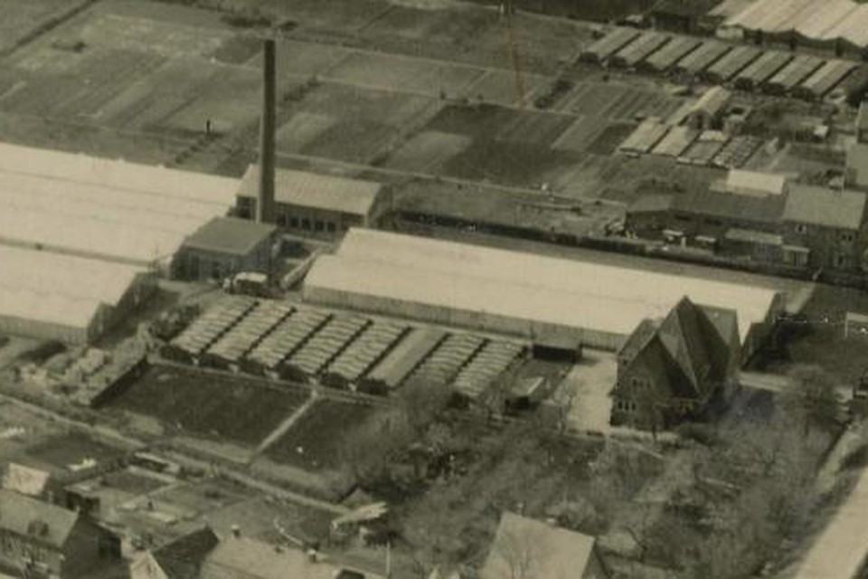 Kwekerij met schoorsteen en ketelhuis rond 1930.