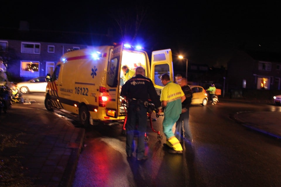 Het slachtoffer is na het ongeval op de Meerlaan in Hillegom met spoed overgebracht naar het ziekenhuis. Foto: VOLmedia