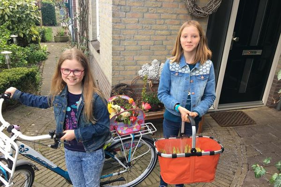 Nienke (links) en Roos gingen zaterdag de deuren langs om boeketjes bloemen en potjes met narcissen te verkopen.