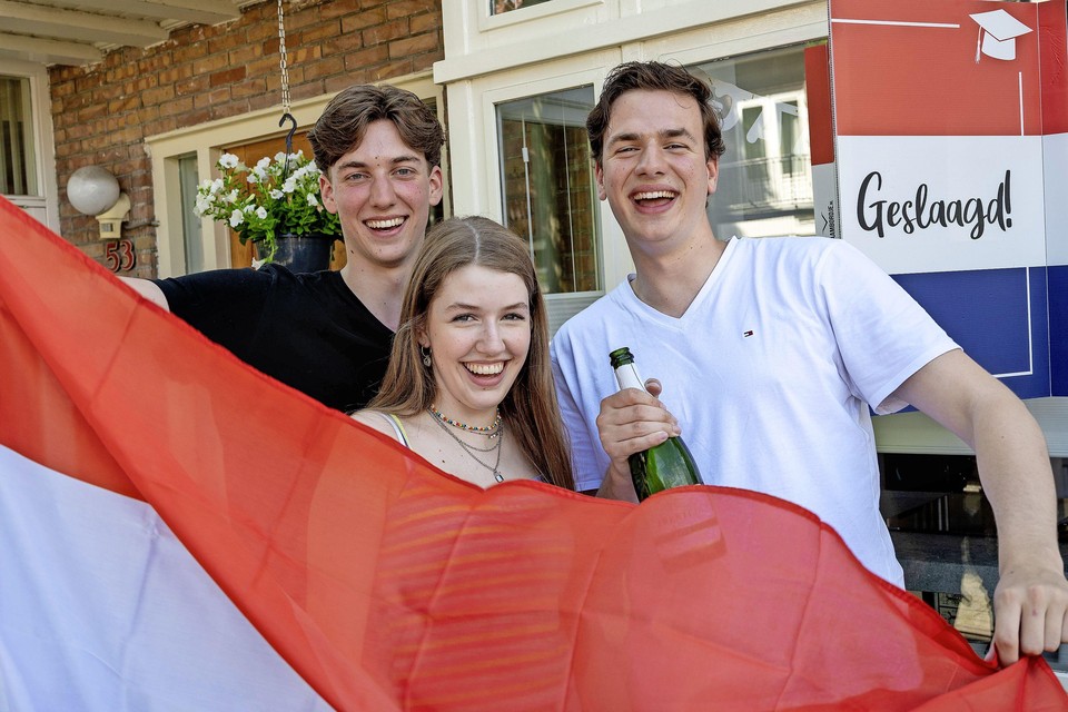 De vlag hangt uit bij broers Thom (19) en Gijs (18) en zus Floor (16) de Vries.