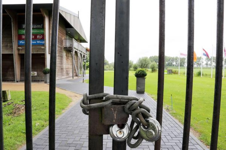 In augustus zat er ineens een stevig slot op het hek van het Golfcentrum Weesp. Het werd rap duidelijk dat er forse problemen waren.