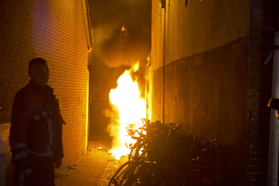 Aan de Raamsteeg in Haarlem is donderdagnacht een geparkeerde scooter door brand verwoest. Foto Michel van Bergen
