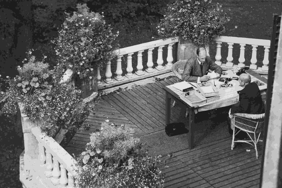 1938: bij mooi weer zat de burgemeester te werken op zijn balkon in het gemeentehuisl