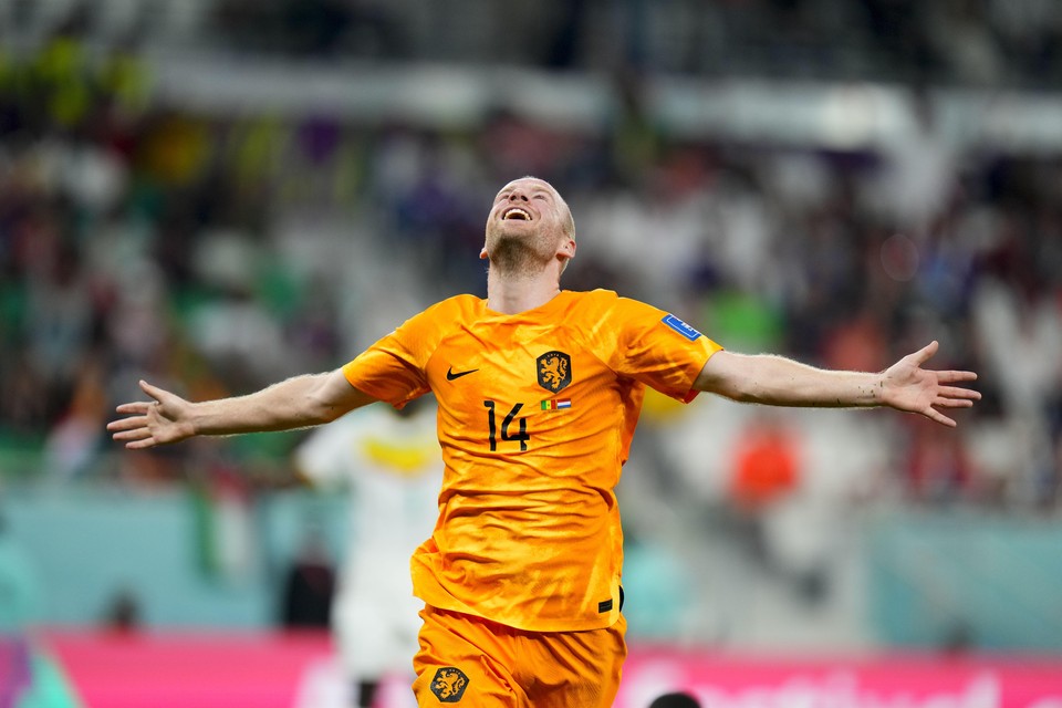 Davy Klaassen viert zijn goal tegen Senegal.