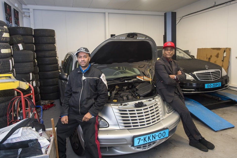 Taxichauffeurs Sjeik Guman en Ricardo Nazir in hun garage in Zwanenburg: ,,We zijn zo betrouwbaar als cobra’s.’’