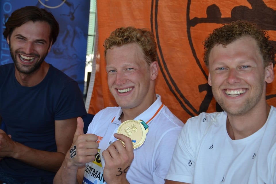 Roland Beekes (links), Ferry Weertman en Jarno Weertman bij het WK zwemmen in Hongarije.