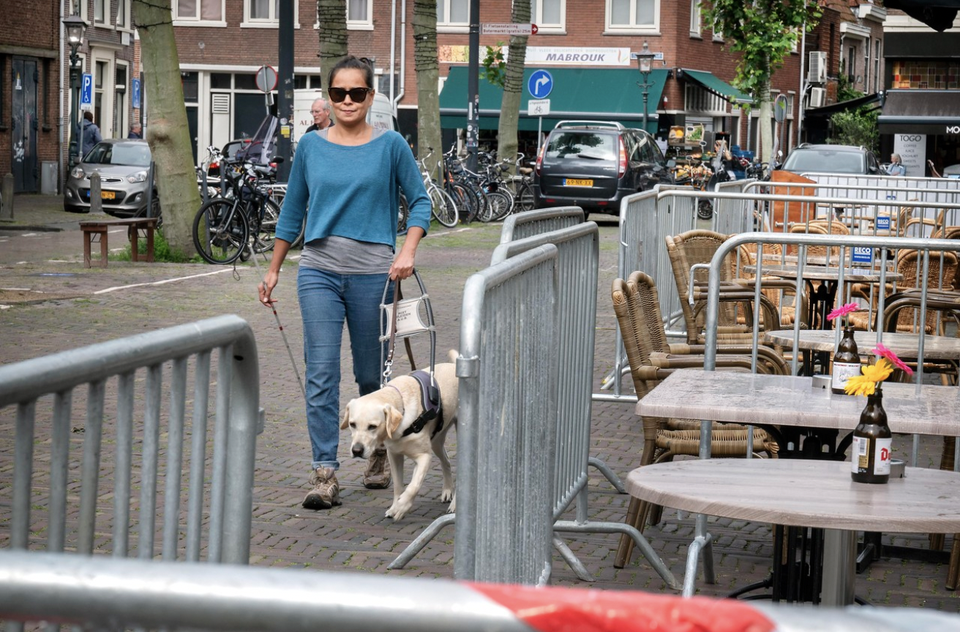 Pauline van Heuven in juni 2020 toen vanwege corona overal hekken en andere obstakels in de stad verschenen.