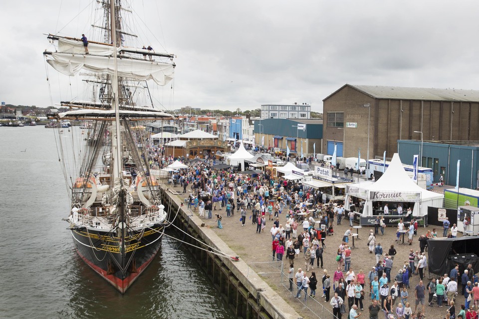 Gezellige drukte bij het Havenfestival tijdens Pre-Sail in 2015.