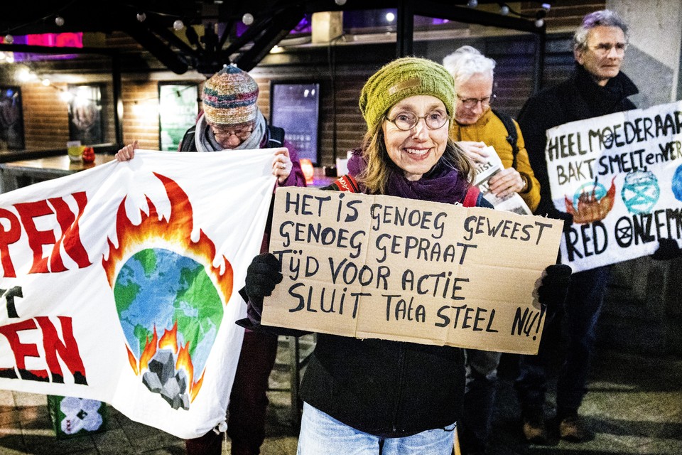 Een protest van Extinction Rebellion bij De Balie in Amsterdam voor aanvang van het debat waar Hans van den Berg, ceo van Tata Steel, in gesprek ging met kandidaten voor de Provinciale Staten-verkiezingen. (3 maart 2023)