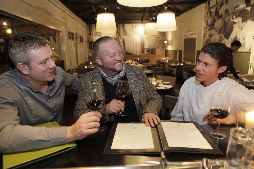 Arlo Vlaar, Jurriaan Geldermans en Fabrice Patay bespreken het menu. Foto Studio Kastermans 