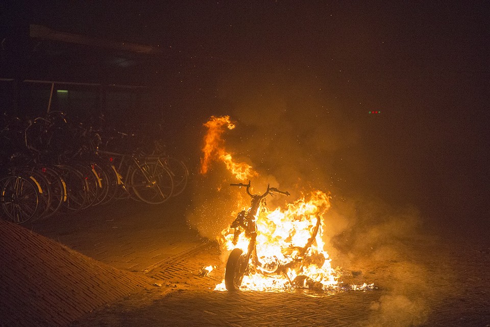 Door vlammen werd een scooter verwoest.