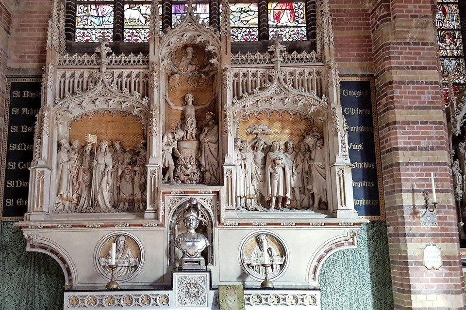 Het aan Sint-Vitus gewijde altaar in naar de heilige genoemde Hilversumse kerk. Ervoor diens zilver geverfde gipsen buste.