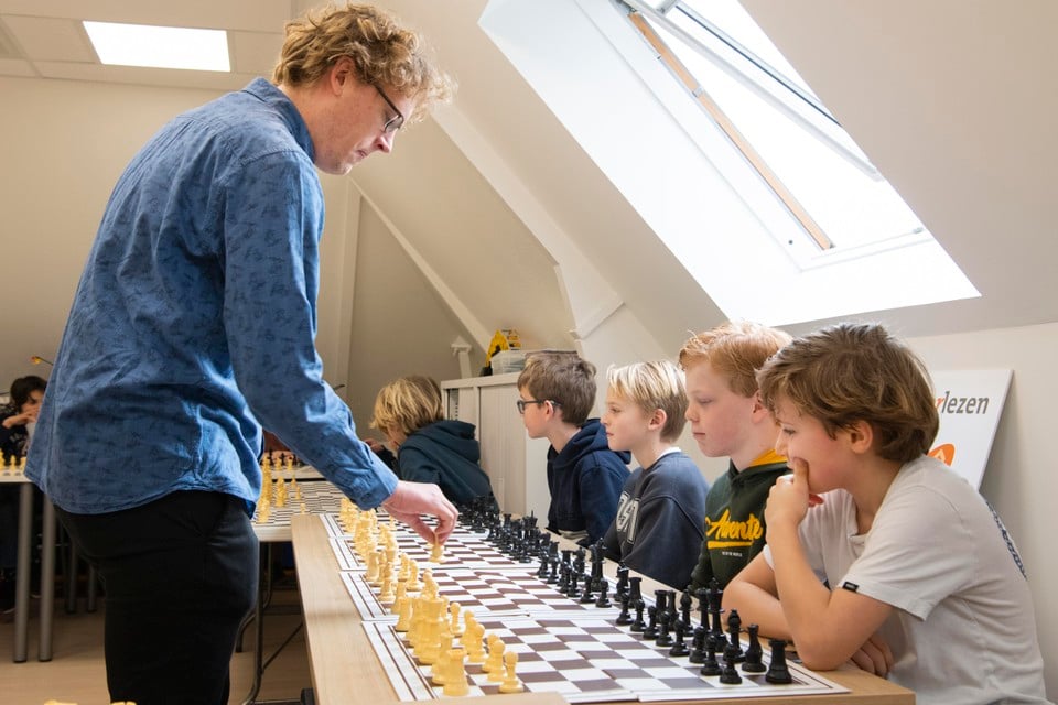 Ewoud de Groote, eerste teamspeler van het Bussums Schaakgenootschap (BSG), namen het vorige maand in een simultaan op tegen negentien schaakkampioenen van de Juliana Daltonschool.