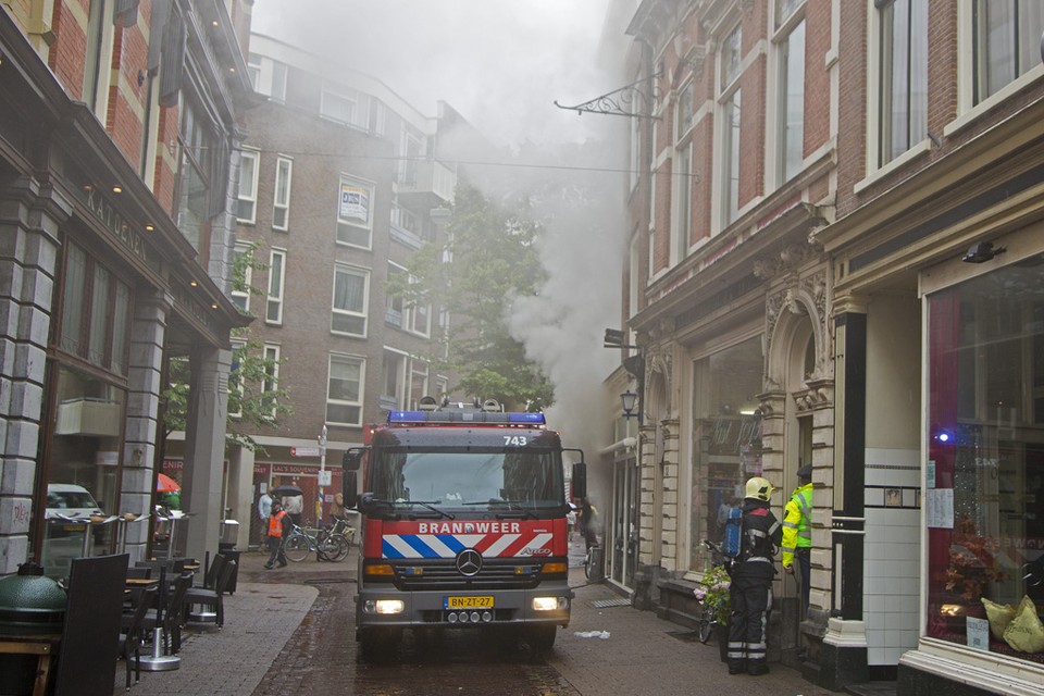 Brand in rock café Crackers aan de Lange Veerstraat in Haarlem / Foto: Michel van Bergen