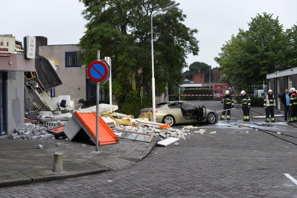 Gebouw in Rijsenhout bijna weggevaagd na plofkraak Rabo. foto Eric van Lieshout