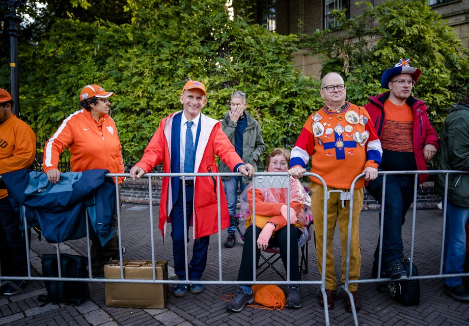 Johan Vlemmix en andere vroege Oranjefans verzamelen zich bij Paleis Noordeinde tijdens Prinsjesdag.