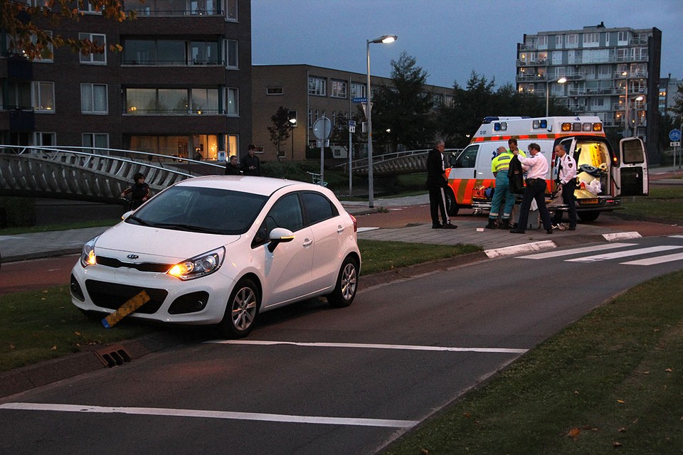Fietser gewond na aanrijding met auto in Hooffdorp. Foto: EvL / Elvin Hendriks