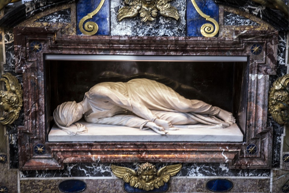 Het originele beeld dat Stefano Maderno maakte van Cecilia, te zien in de Basilica Santa Cecilia in Trastevere, Rome.