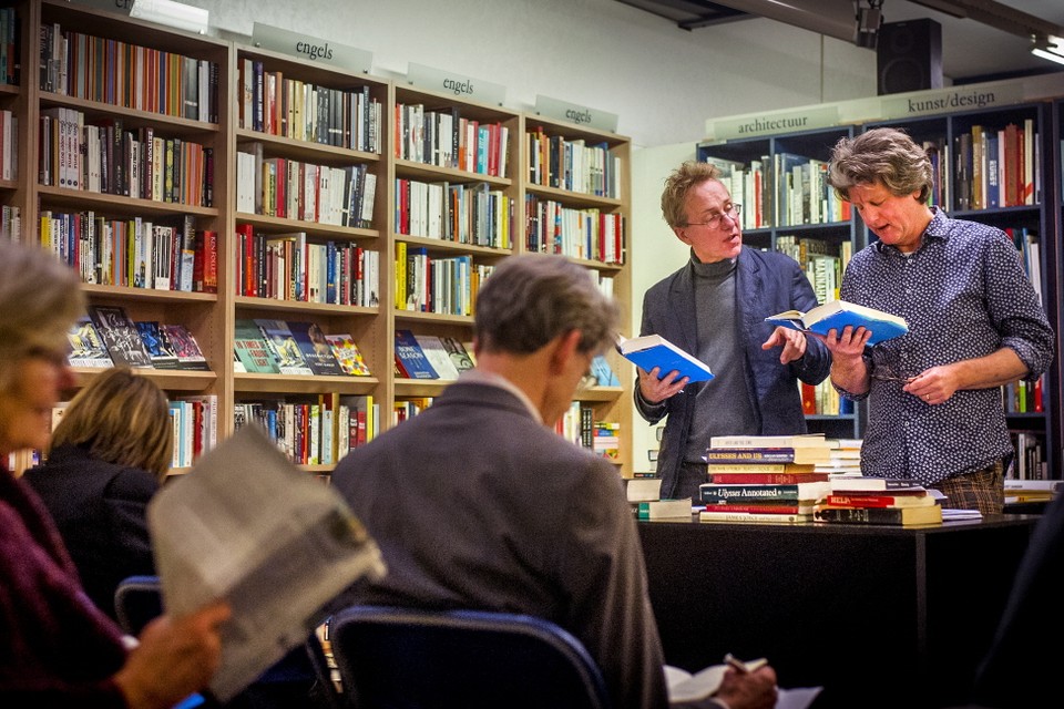 Vertalers Robbert-Jan Henkes en Erik Bindervoet in actie tijdens hun James Joyce-onderricht. Foto United Photos/Remko de Waal
