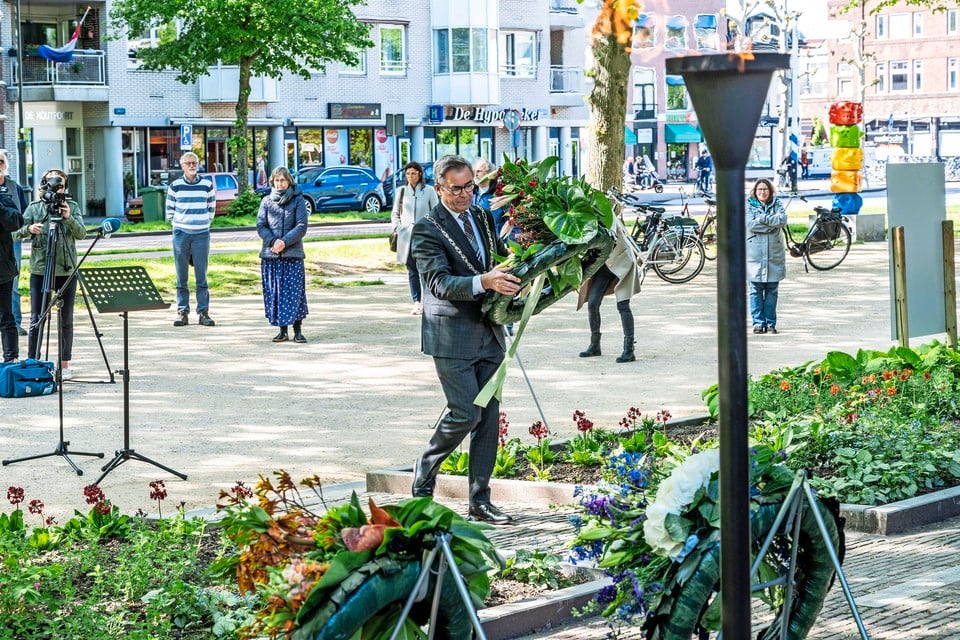 Burgemeester Jos Wienen legde vorig jaar een bloemenkrans bij het monument ’Man voor het Vuurpeloton’.