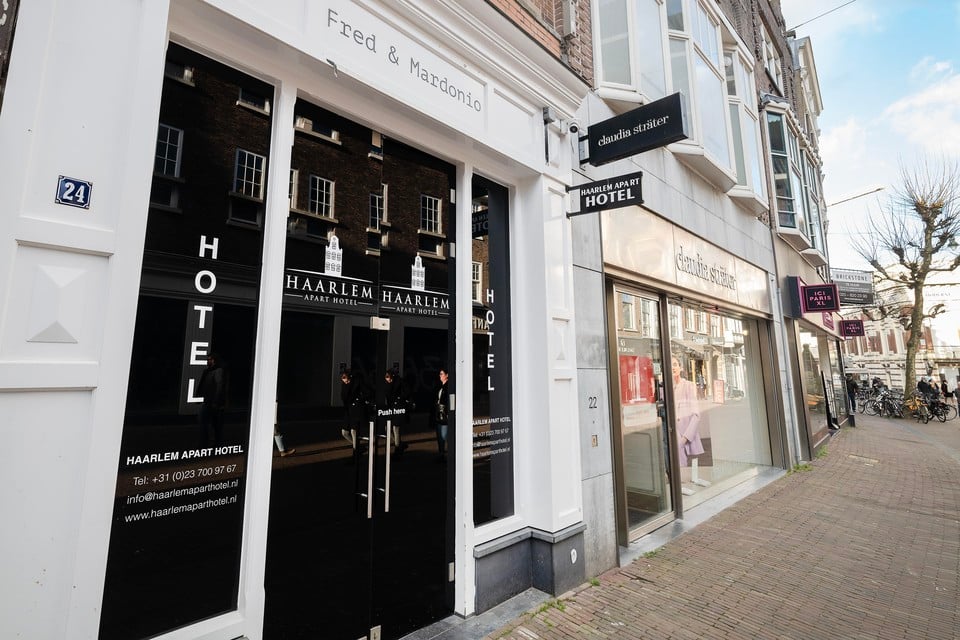 Ondanks de hotelstop wist Haarlem Apart Hotel zich in 2021 in de Grote Houtstraat te vestigen, dankzij een lek in het bestemmingsplan.