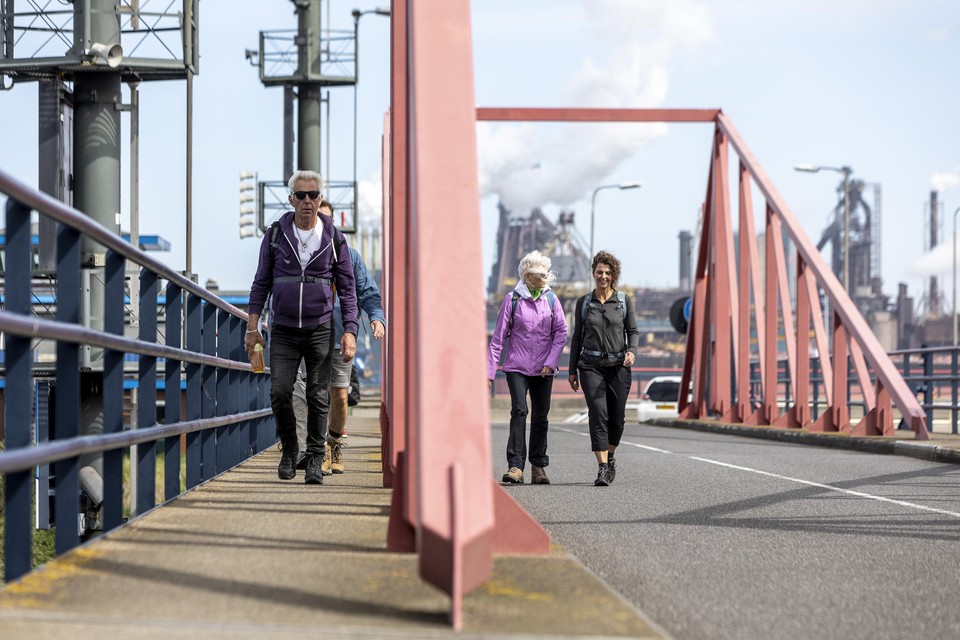IJmuiden 21 mei 2022 Vissenloop met oa drukte bij de pont united photos rob van wieringen