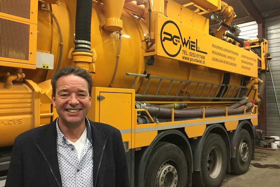 Directeur Marc van der Wiel bij een combi-recyclewagen waarmee hoofdriolen worden gereinigd: ,,Prachtig werk.’’