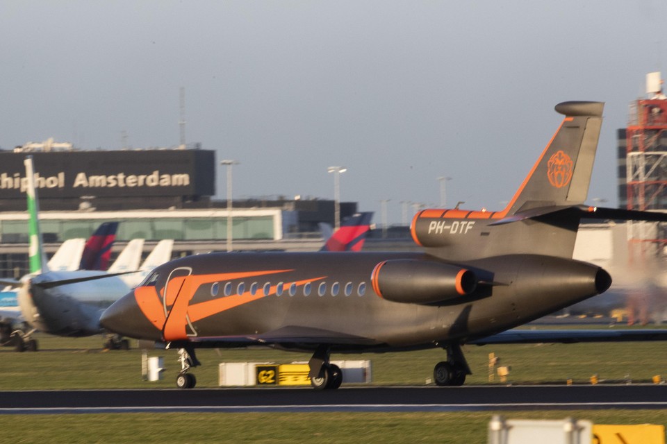 Het vliegtuig van Max Verstappen op Schiphol. De PH-DTF maakte de kortste vlucht van alle privéjets: 25 kilometer van Cannes naar Nice.