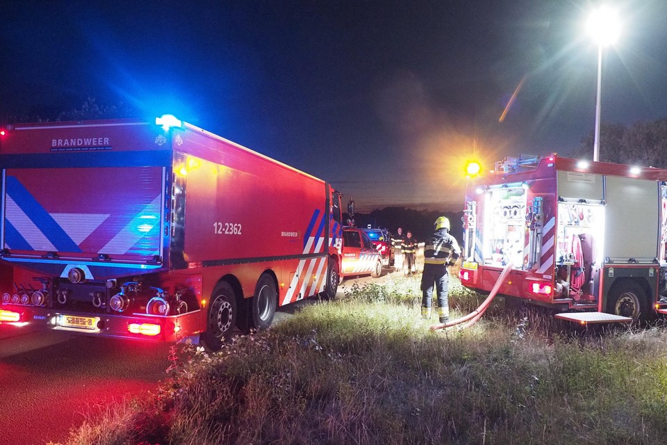 Bij melding van een duinbrand, zoals deze dinsdagavond bij IJmuiden, trekt de brandweer direct met groot materieel uit.