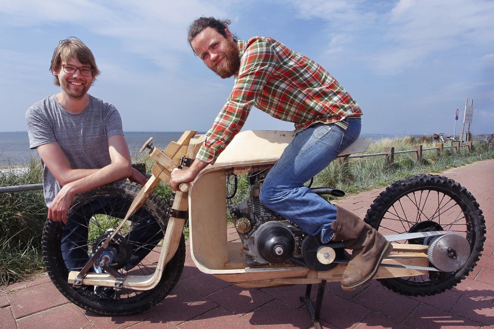 Peter Mooij en Ritsert Mans op de motor die hij voor het algenproject bouwde.