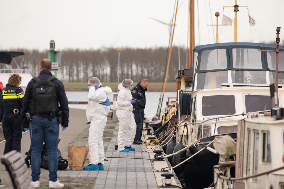 De politie deed uitgebreid sporenonderzoek op de boot van het slachtoffer, dat voor de op de achtergrond zichtbare kust van Flevoland werd gevonden.