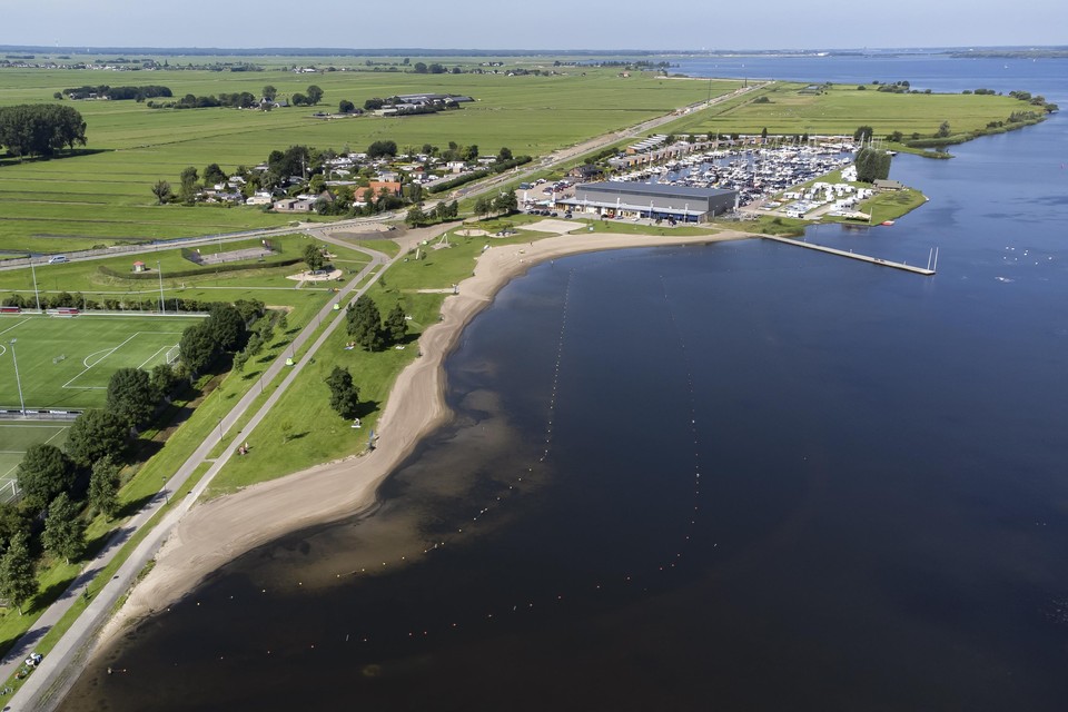 Recreatiegebied ’t Kleine Zeetje aan de kust van het Eemmeer bij Spakenburg.
