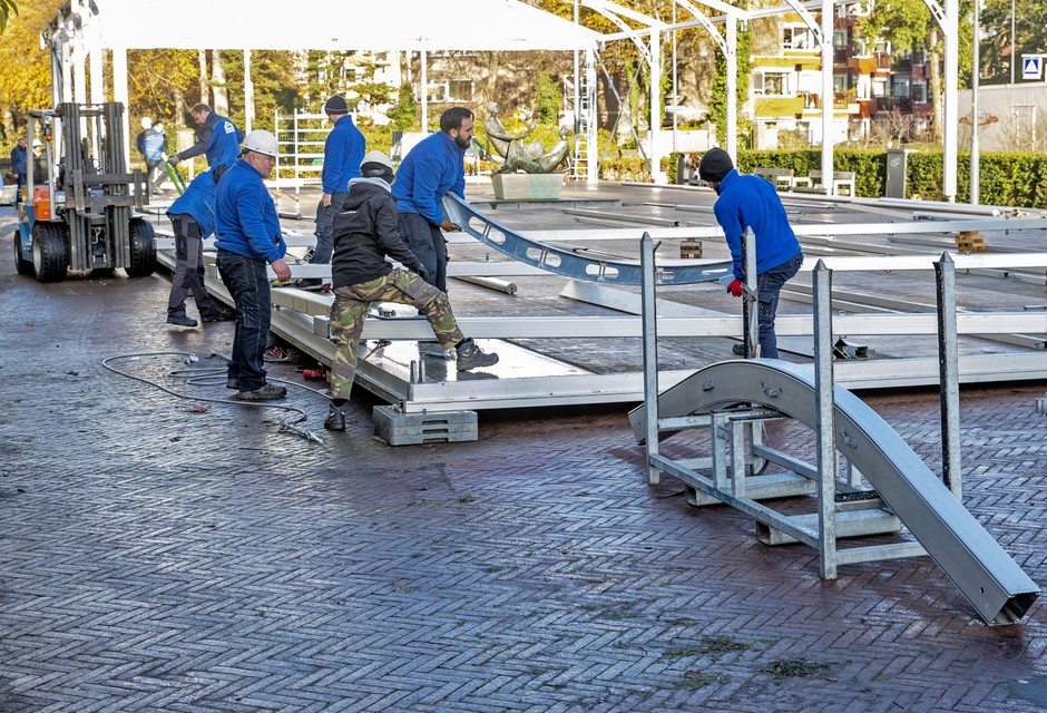 Vele handen maken licht werk, ook bij de opbouw van de schaatsbaan in Beverwijk.