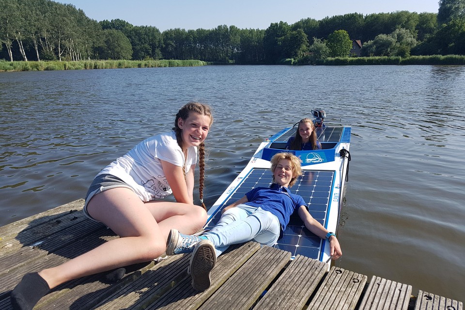 Bo (links) Jenna (midden) en Neleke bij hun zelfgemaakte solar-boot.