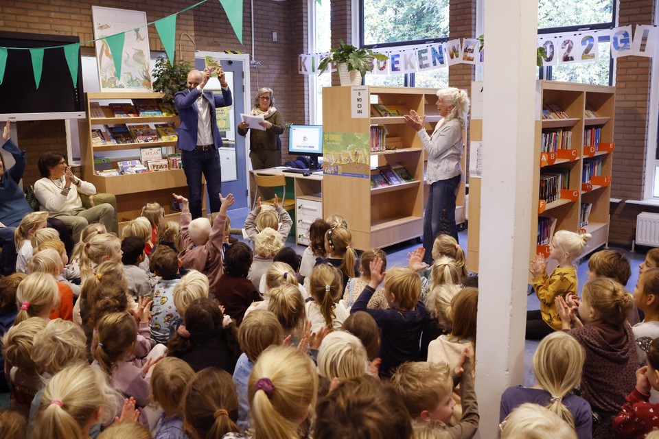 Directeur Chris Keijer leent zijn eerste boek in ’de bieb op school’.