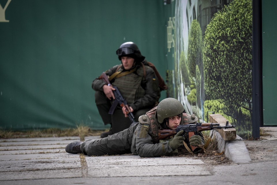 Oekraïense soldaten moeten hun hoofdstad verdedigen zonder hulp uit het buitenland.