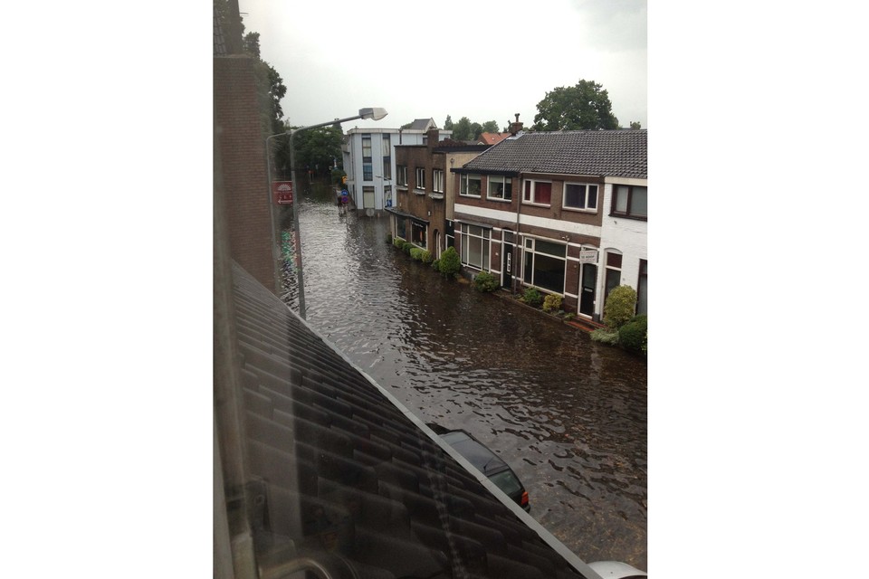 Wateroverlast in Hilversum. Deze foto is gemaakt bij het Achterom.