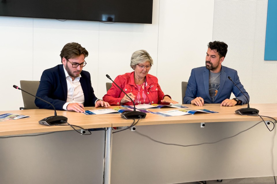 Roy Vlieland (links), Emmy Lamers en Mark Wouters ondertekenen het coalitieakkoord.