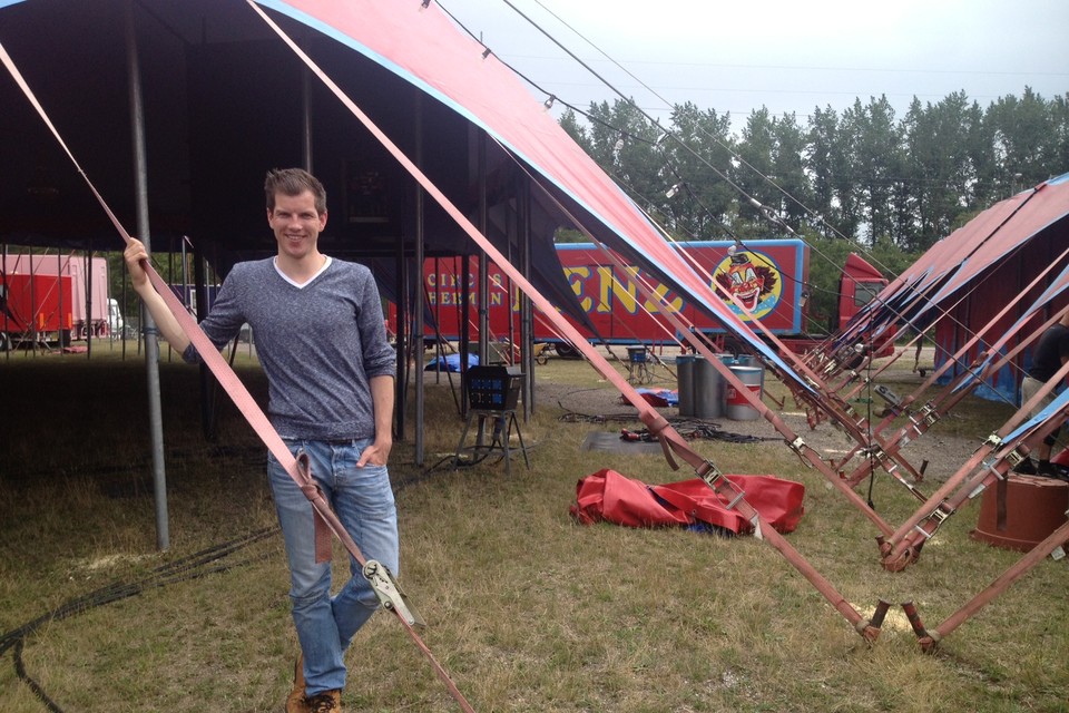 Spreekstalmeester Mathijs te Kiefte bij het circus in aanbouw.