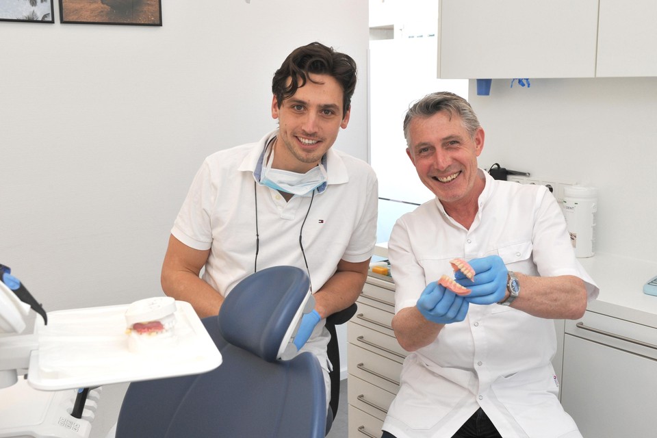 Gerard Kool (r) en Marc Ruypers in de kliniek.