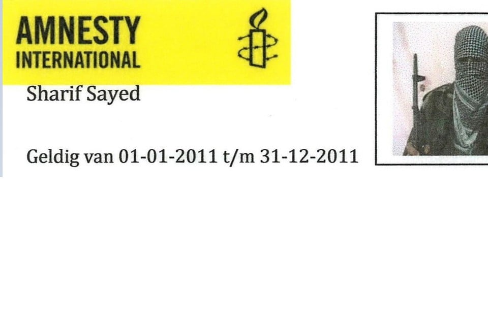 De complete Amnesty identiteitskaart.