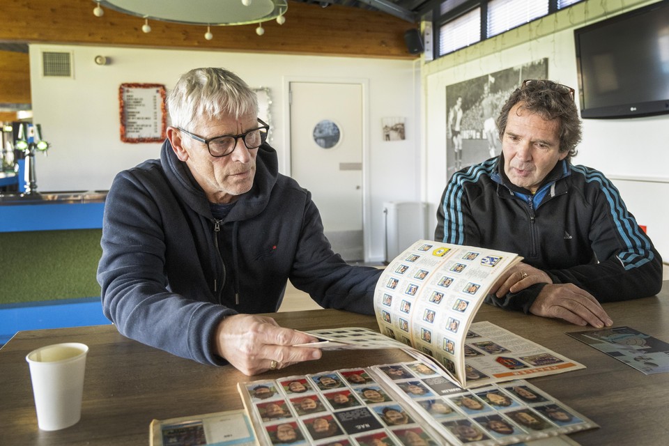 Martin Haar en organisator Hans Singerling van de voetbal ruilbeurs.