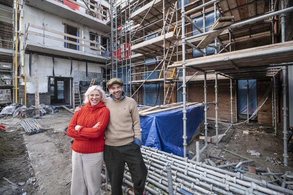 Annette de Graaf en Daan Berkhof bij hun toekomstige woningen in Schalkwijk.