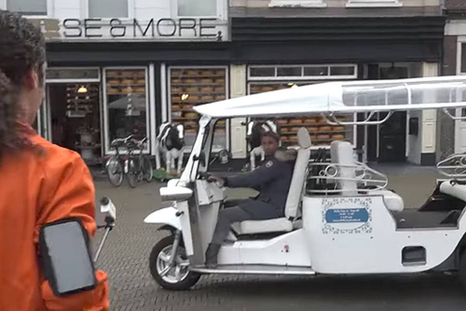 Een tuktuk in Delft: rijden deze voertuigen straks ook in Haarlem rond?