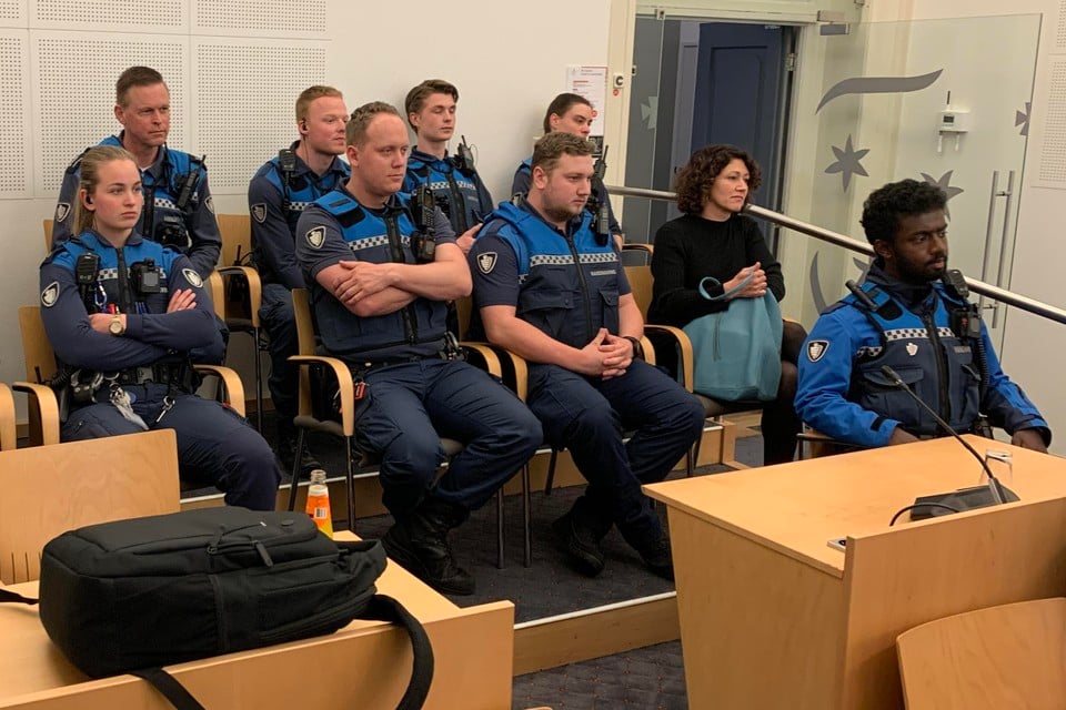 Boa’s op de publieke tribune bij de vergadering over het bewapenen van de Haarlemse handhavers.