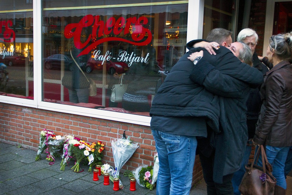 Personeel en anderen bij café Cheers aan de Kennemerlaan nadat de dood van Jos Korver bekend werd.