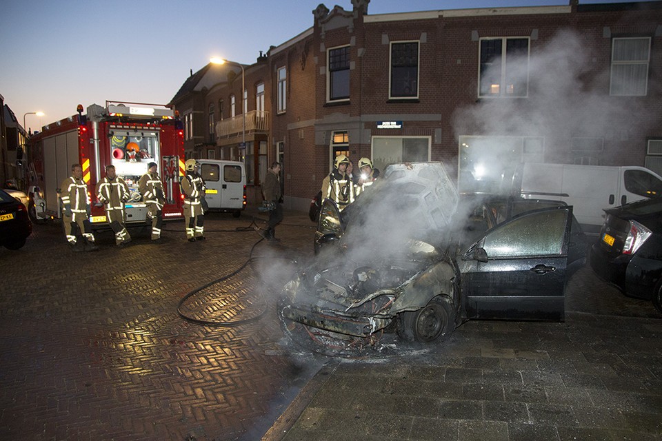 Geparkeerde auto in vlammen op in IJmuiden. Foto Michel van Bergen