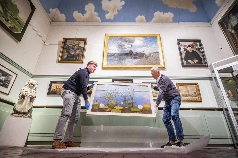 Jan Apeldoorn (rechts) en Bob Kos met het schilderij in het Museum van Egmond