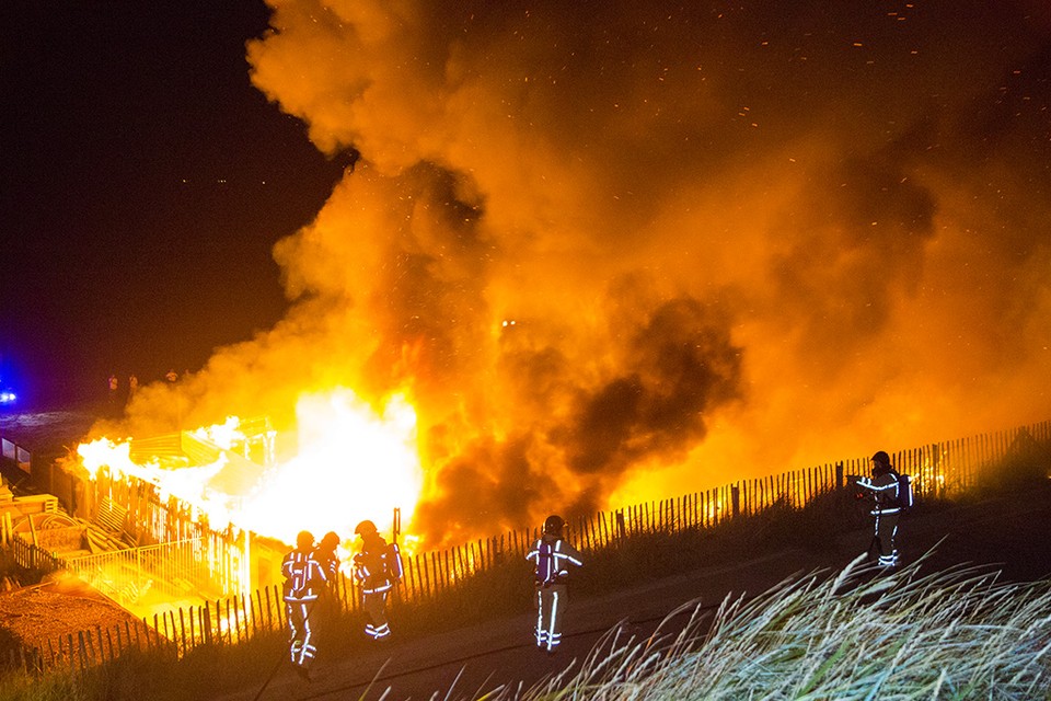 Grote brand bij strandpaviljoen Far Out in Zandvoort. Foto: MIchel van Bergen